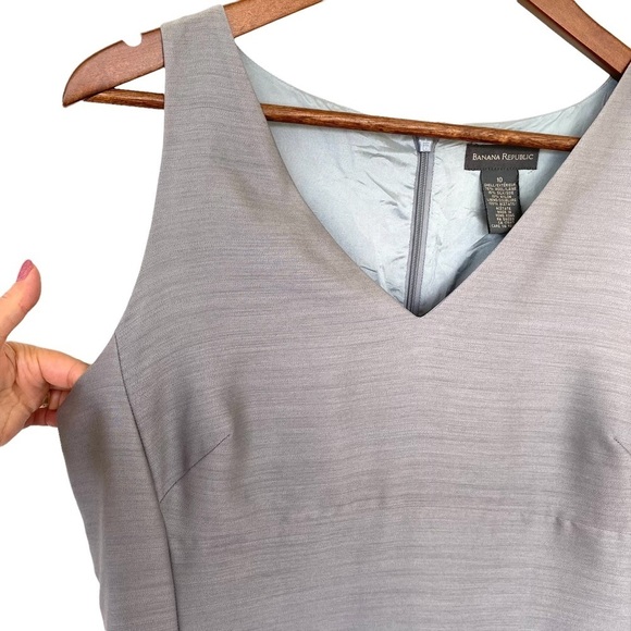 Banana Republic sleeveless midi dress with v-neckline, silk & wool blend - Picture 3 of 10